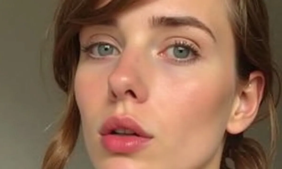 woman lips trick - The Viral 2026 Lips Trick Every Woman Is Trying Right Now